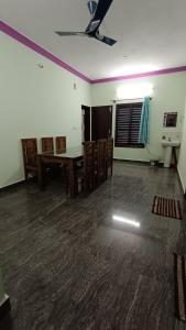 Konferenční prostory v ubytování Cofiya Stay In - near bandaje treaking, ethinabuja, devaramane , bettadhabiraveshvara temple + 11 fotografií