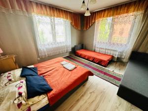 Posteľ alebo postele v izbe v ubytovaní Domek nad Potokiem