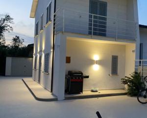 a house with a garage with a grill in it at Forte dei marmi casa vacanza in Forte dei Marmi