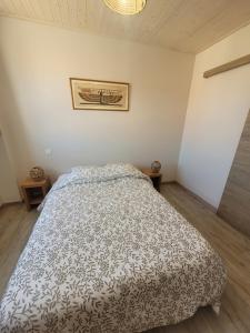 a bedroom with a bed in a room at La cabanista in Notre-Dame-de-Monts