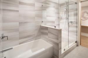 Marriott Long Beach Downtown的一间浴室