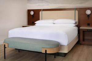 Marriott Long Beach Downtown客房内的一张或多张床位