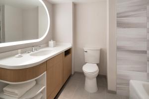 Marriott Long Beach Downtown的一间浴室