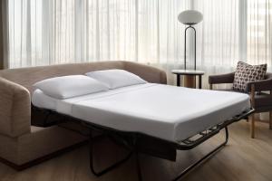 Marriott Long Beach Downtown客房内的一张或多张床位