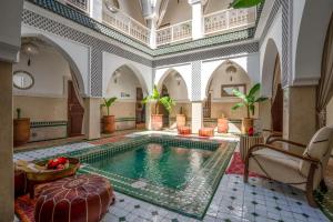Bazén v ubytování Riad Les Cornes de Gazelle nebo v jeho okolí