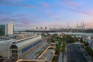 长滩Marriott Long Beach Downtown的港口里一艘游轮的城市