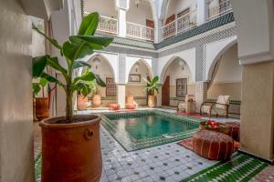 Bazén v ubytování Riad Les Cornes de Gazelle nebo v jeho okolí
