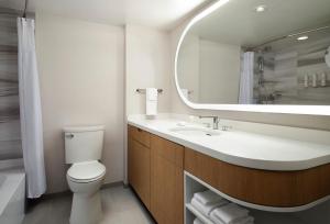 Marriott Long Beach Downtown的一间浴室