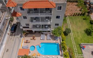 Bazén v ubytování Kings Hersonissos Hotel nebo v jeho okolí