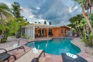 een huis met een zwembad voor een huis bij Island Sea-Cret in Anna Maria