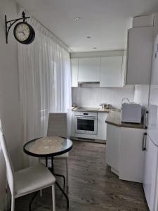 Kuchyň nebo kuchyňský kout v ubytování Tallinna mnt 15 Apartament