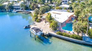 een luchtzicht op een huis met een steiger in het water bij Island Sea-Cret in Anna Maria