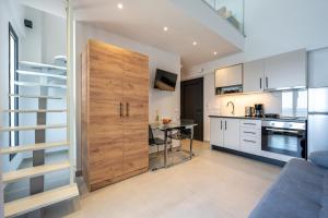 a kitchen with a large wooden door in a room at Azzurro e Verde by RentalsPro - Nea Potidaia Halkidiki in Nea Potidaea