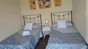 two beds sitting next to each other in a room at Apartamento Barranquilla in Poyales del Hoyo