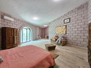 Habitación grande con cama y sofá en Finca Agua Salada, en Xochitepec