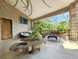 un patio con una mesa y algunas sillas y una mesa en Finca Agua Salada, en Xochitepec