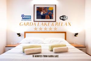 Postel nebo postele na pokoji v ubytování Garda Lake & Relax - An Authentic Experience Between Lake & Baldo