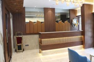 TV a/nebo společenská místnost v ubytování Hotel Golden Nest Thane
