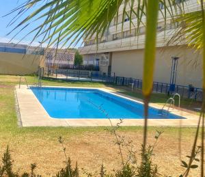 Bazén v ubytovaní FIBES Apartamento con piscina y parking gratis alebo v jeho blízkosti