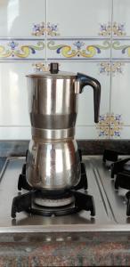 a tea kettle on top of a stove at Vacansis Habitaciones Privada en una Villa a un paso del Mar en Cullera in Cullera