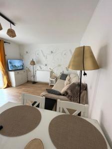 ein Wohnzimmer mit Sofa und Tisch in der Unterkunft Patrimoine et immobilier Villas du Lac in Soustons + 118 Fotos