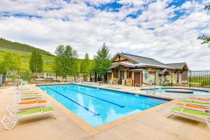 Bazén v ubytování Ski-InandSki-Out Granby Penthouse with Mountain Views! nebo v jeho okolí