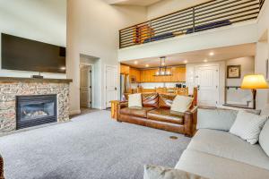 Posezení v ubytování Ski-InandSki-Out Granby Penthouse with Mountain Views!