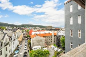 een uitzicht op een stad vanuit een gebouw bij Charming apartment with stunning views! in Bergen