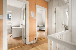 een hal met een trap naar een slaapkamer bij Charming apartment with stunning views! in Bergen +28 foto's