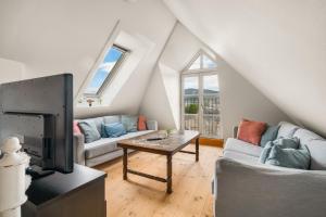 een woonkamer met een bank en een tafel bij Charming apartment with stunning views! in Bergen