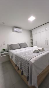a bedroom with a large bed with white cabinets at Flat Fabuloso 808 Villa Hípica in Gravatá +46 photos