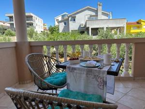 a table and chairs sitting on a balcony with a table and chairs at Marela Rooms in Drage