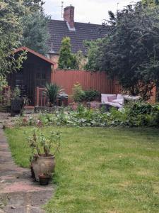 Zahrada ubytování Bright double room approx 2 mile from city centre