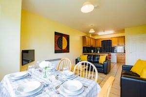 Afbeelding uit fotogalerij van 54 - Large Three Bed Apt with Parking in Galway