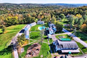 Bazén v ubytování Gavin's Iris h Country Inn nebo v jeho okolí
