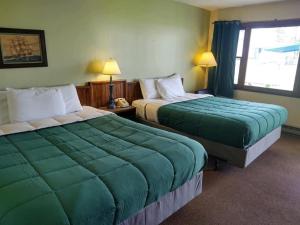 Postel nebo postele na pokoji v ubytování Gavin's Iris h Country Inn
