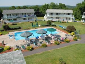 Bazén v ubytování Gavin's Iris h Country Inn nebo v jeho okolí