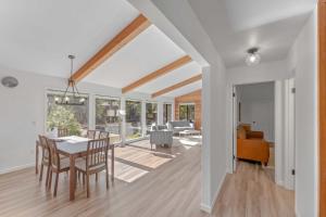 Χώρος καθιστικού στο Modern 3BR Carnelian Bay Retreat