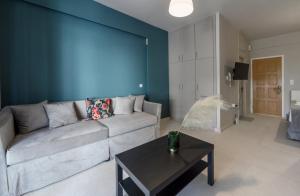 ein Wohnzimmer mit Sofa und Tisch in der Unterkunft MvP PAL in Preveza