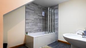 un baño con ducha y lavabo en Royal Living Apartment, en Mánchester
