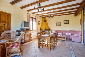 ein Wohnzimmer mit Sofa und Tisch in der Unterkunft Casa Rural El Rincón in Carcabuey