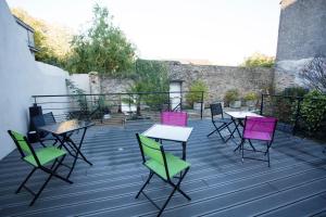 een groep stoelen en tafels op een terras bij Urban Style Hotel de France in Vannes