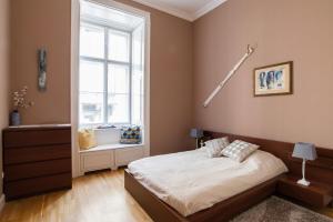 ブダペストにあるStyle&Art Apartmentのベッドルーム(ベッド1台、窓付)