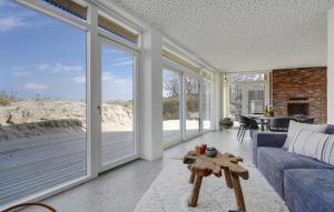 Χώρος καθιστικού στο Nice Home In Børkop With House Sea View
