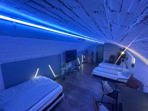 a bedroom with two beds and a blue ceiling at Soulfactory Apartments in Neu Ulm