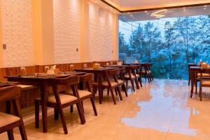 Un restaurante u otro lugar para comer en Pine Tree Resort