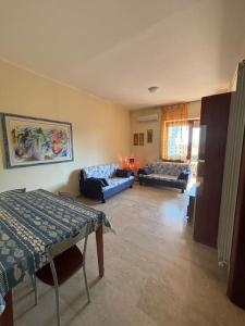 un soggiorno con divano e tavolo di Casa Talassa a Pescara