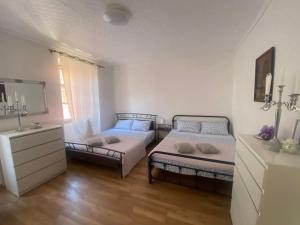 Ένα ή περισσότερα κρεβάτια σε δωμάτιο στο CASA MANZONI old town-Novigrad 20 m from the sea