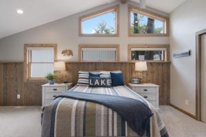 een slaapkamer met een bed met 2 nachtkastjes en 2 ramen bij 12pm CHECK OUT WINTER Schuss Mountain in Rapid City