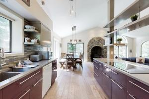 cocina con encimera grande y sala de estar. en Schussing Paradise, en Truckee